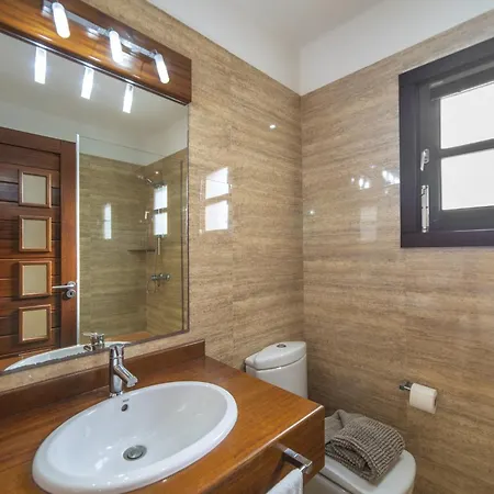 Вилла Sophisticated Lanzarote Mervella 4 Bedrooms Spacious Terrace Area Private Pool Коста Бланка